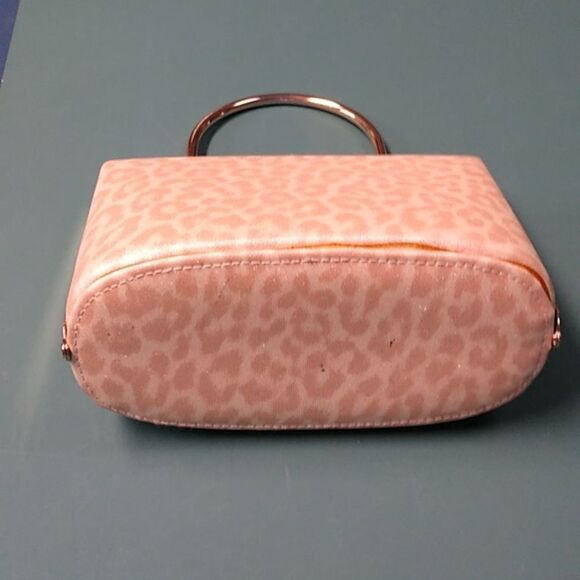 Pill Box Clutch/Wristlet or Shoulder Bag Gold Tone Metal Wedding Prom - Picture 4 of 7